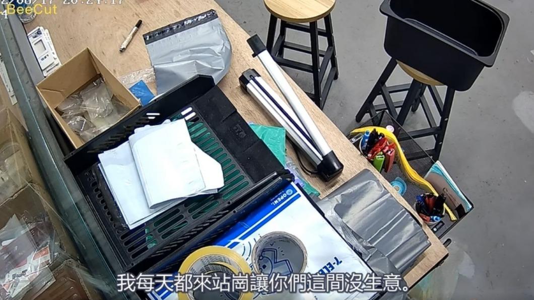 員警向業者透露該員工丈夫有毒品前科。(圖/翻攝自麻煩找菁琪律師-Better call Zoe)