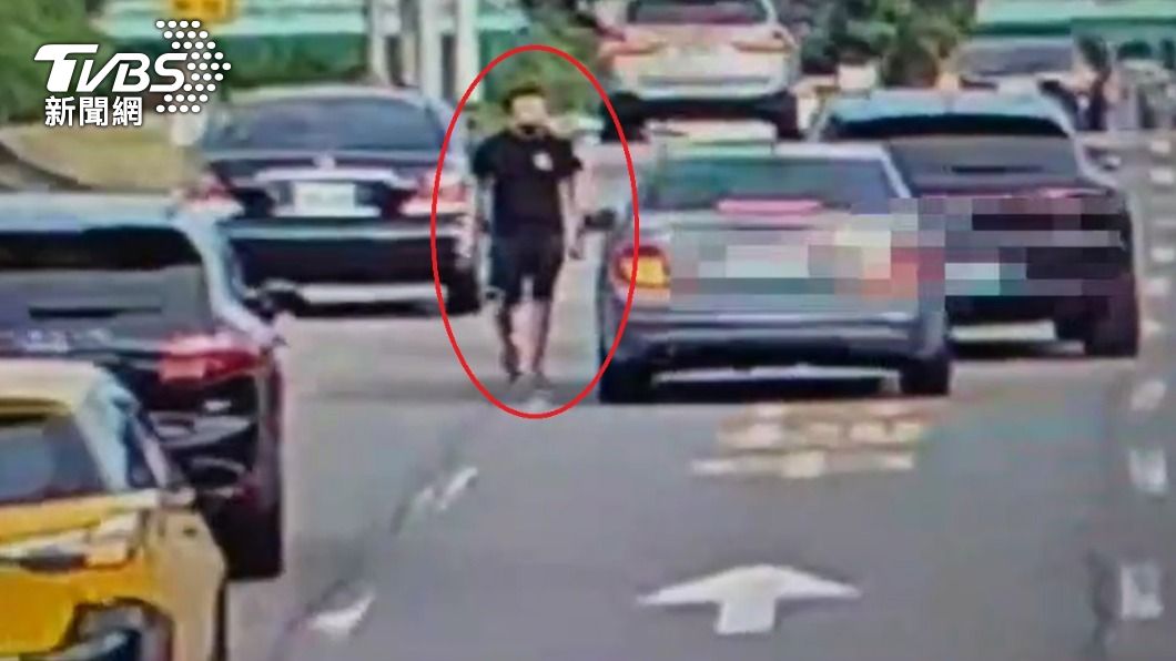 何姓駕駛當街攔車。（圖／TVBS）