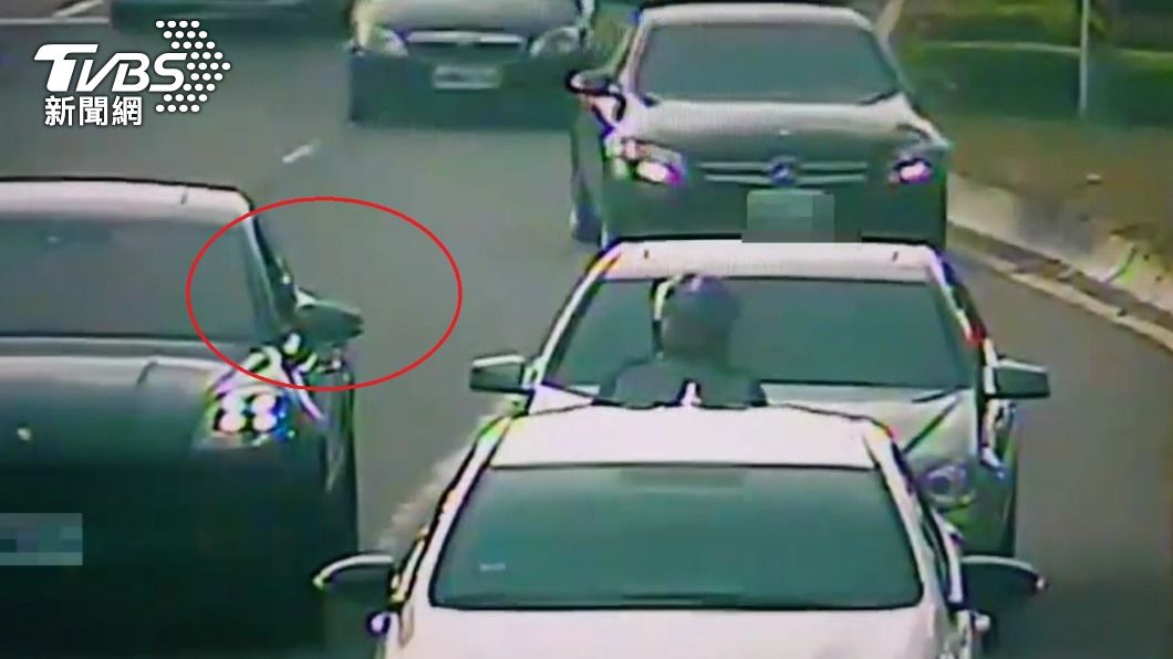 何男不僅攔車嗆聲,還搖下車窗「亮槍」恐嚇對方。(圖/TVBS)