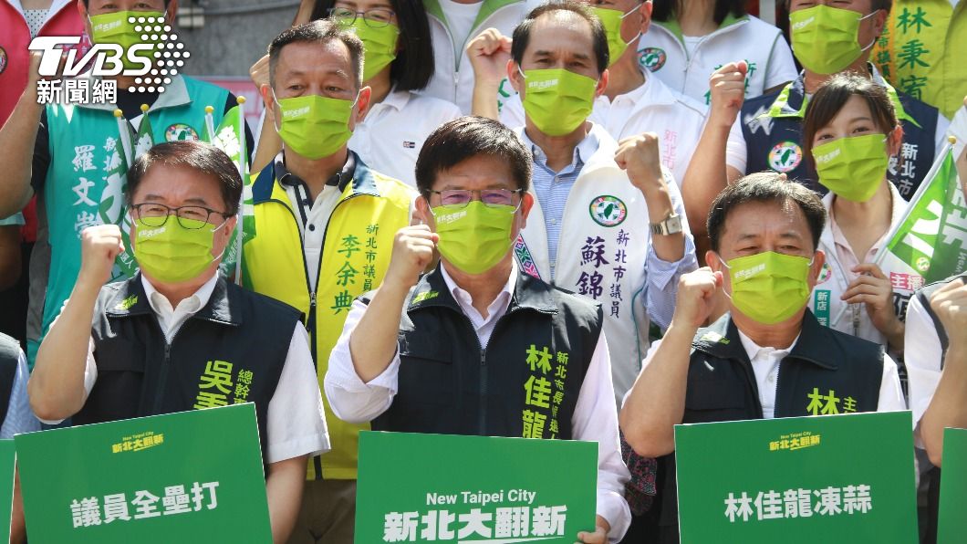 林錫耀今天陪同民進黨新北市長參選人林佳龍進行登記。(圖/TVBS)