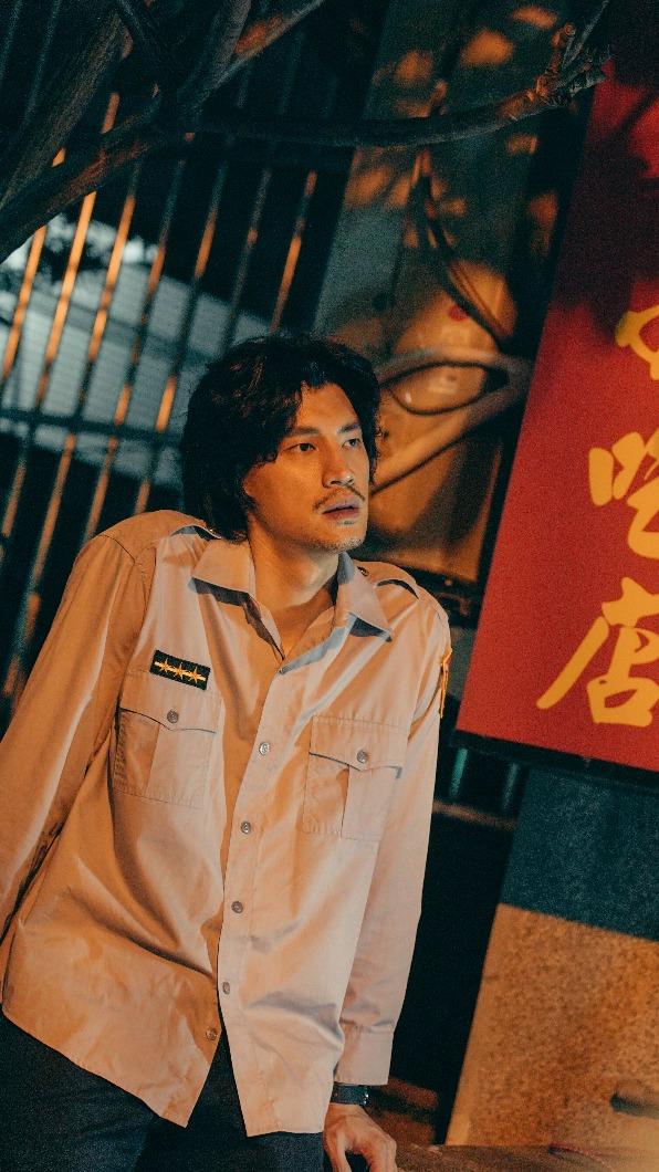 羅宏正劇中扮警察進按摩店拍攝。（圖／樂昕娛樂提供）