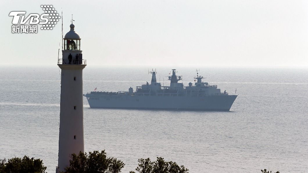 英國皇家海軍軍艦通過達達尼爾海峽。（圖／達志影像路透社）