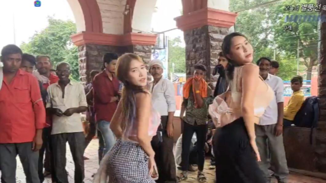 韓國女直播主印度街頭性感熱舞!路人圍觀猛盯 韓網:玩命