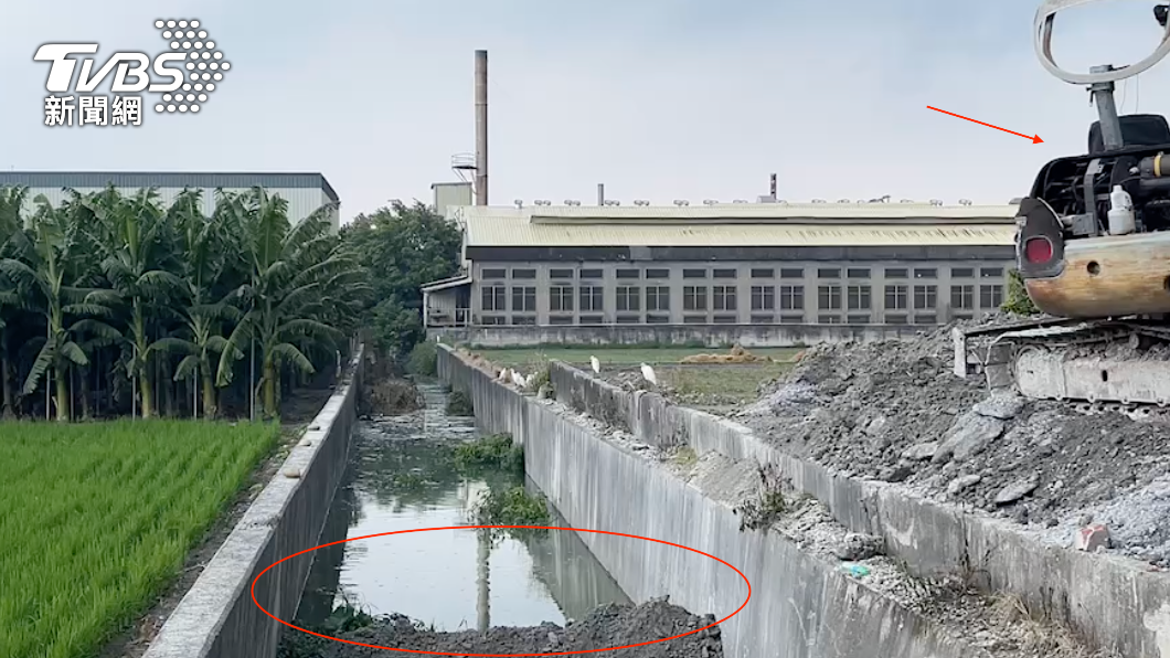 出大絕！豆皮工廠沖淡污水躲稽查　民眾氣炸「挖土」堵大排