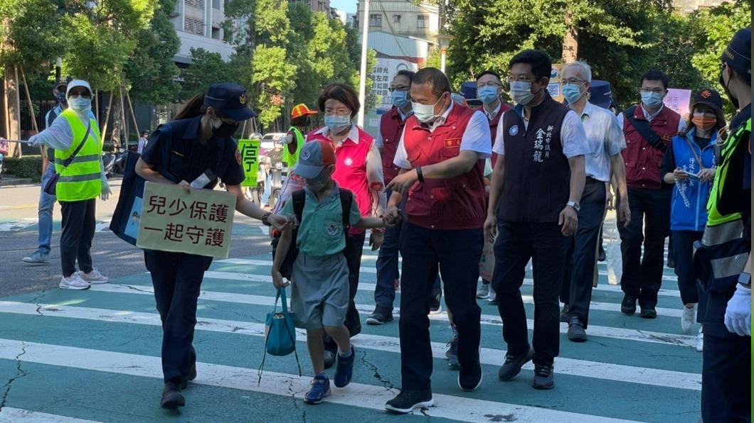 今日是國中、小開學日，新北市長侯友宜特別前往中和視導護童以及防疫狀況。（圖／TVBS）