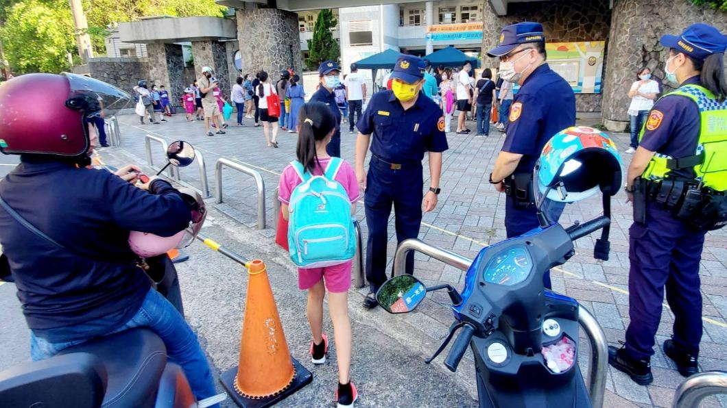 今天是開學日，新北市各警分局動員執行護童專案。（圖／TVBS）