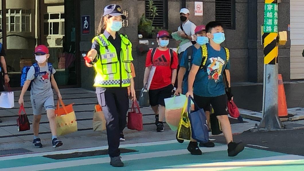 今天是開學日，新北市各校園一早就有警力在路口執行交通守望勤務。（圖／TVBS）