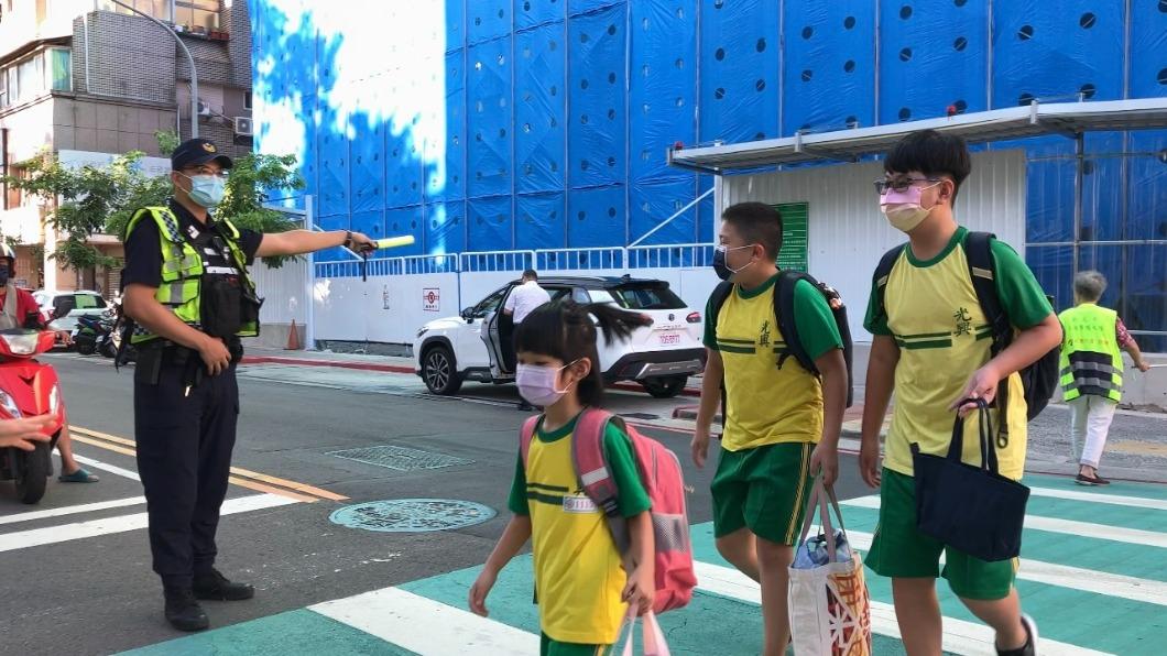 今天是國中、小學開學日，新北市警察局總動員執行「護童專案」。（圖／TVBS）
