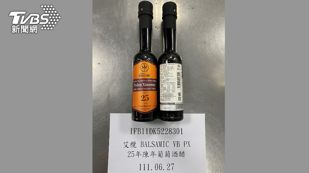 「艾欖BALSAMIC PX艾欖 BALSAMIC VB PX 25年陳年葡萄酒醋(BALSAMIC VINEGAR BOTELLA GR 25 / 200ML)」檢出防腐劑含量不符規定。(圖/食藥署提供)