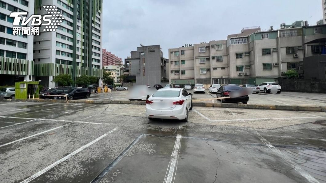 女老闆領貨款，員工抱3百萬跳車。（圖／TVBS）