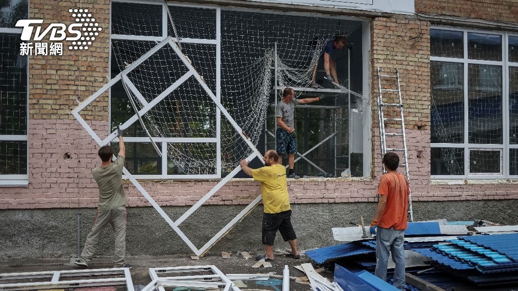 工人們努力修復數千棟遭俄軍攻擊的教學建物,讓烏國近600萬名學生能夠回學校復學。(圖/達志影像路透社)