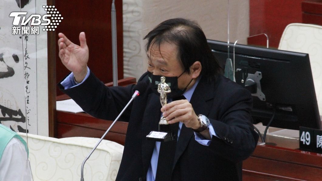 台北市議員王世堅最後一次總質詢送禮,送給柯文哲一個小金人,大酸柯文哲。(圖/TVBS)