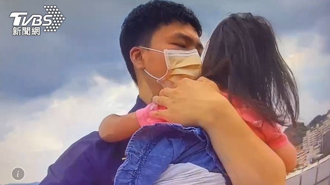 已婚卻像「單親家庭」!母抱愛女頂樓痛哭 警及時搶救