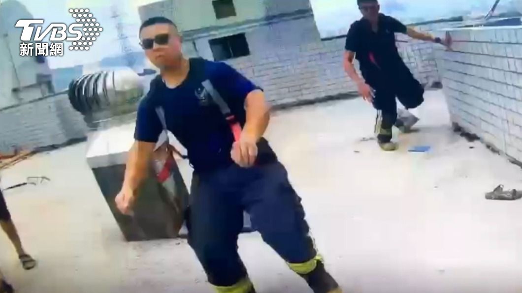 女子抱著女童在頂樓徘徊,為避免發生意外,警消到場搶救。(圖/TVBS)