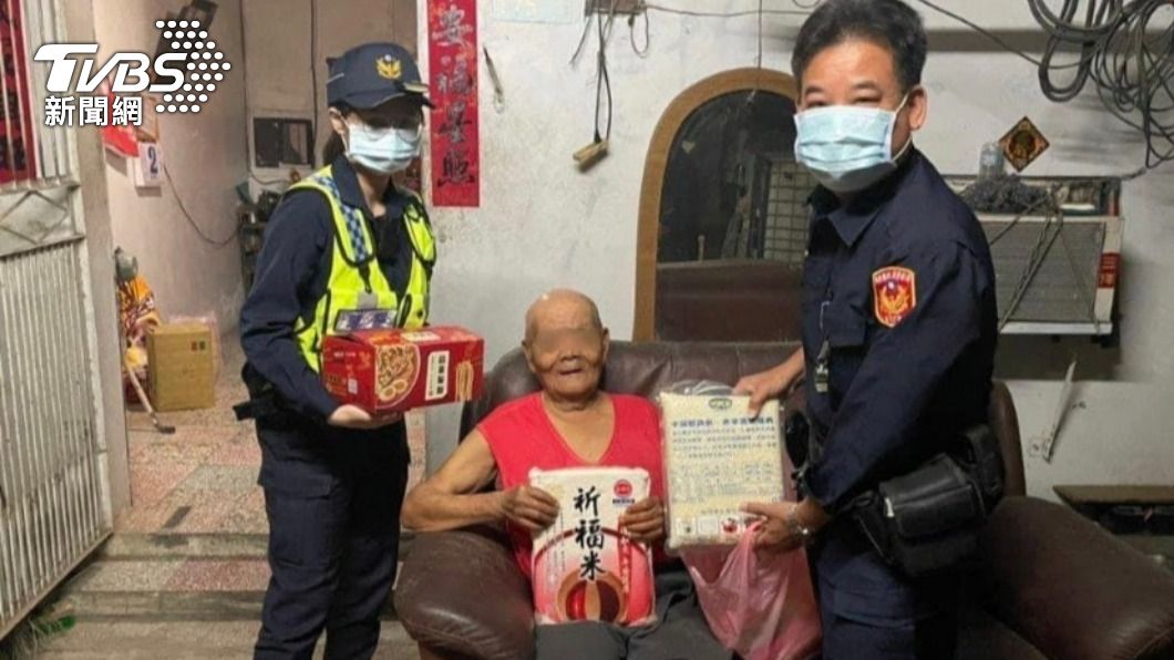 警方秀出藍姓所長平時善行。(圖/TVBS)