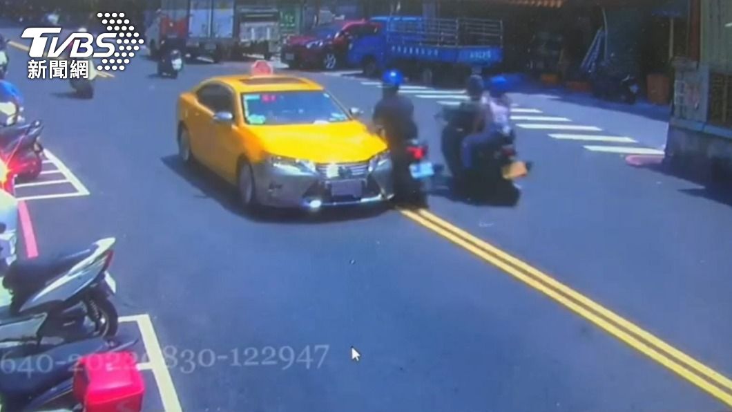 這樣騎車的？騎士逆向超車釀擦撞　2機車噴飛3人輕傷