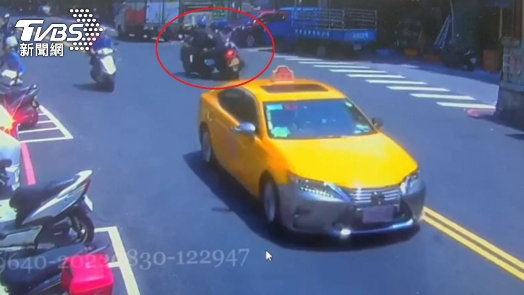 江姓騎士失控後又與經過的機車發生擦撞。(圖/TVBS)
