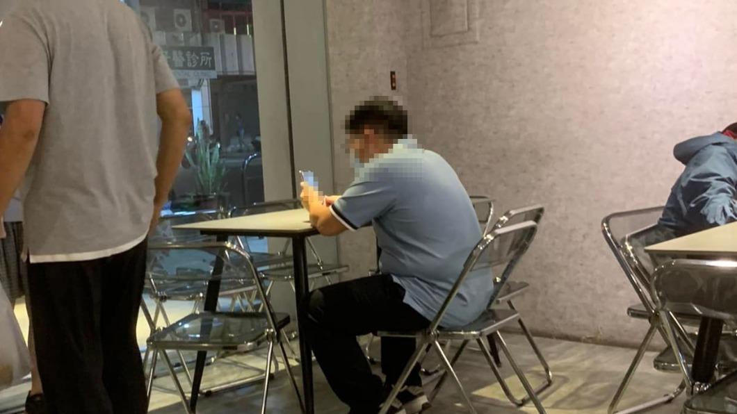 他怒轟「一人吃飯佔六人位」佔用資源!網反問:誰先來的