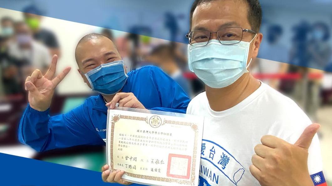 被林智堅論文嚇到?羅智強陪他登記參選 竟「帶這物」掀議