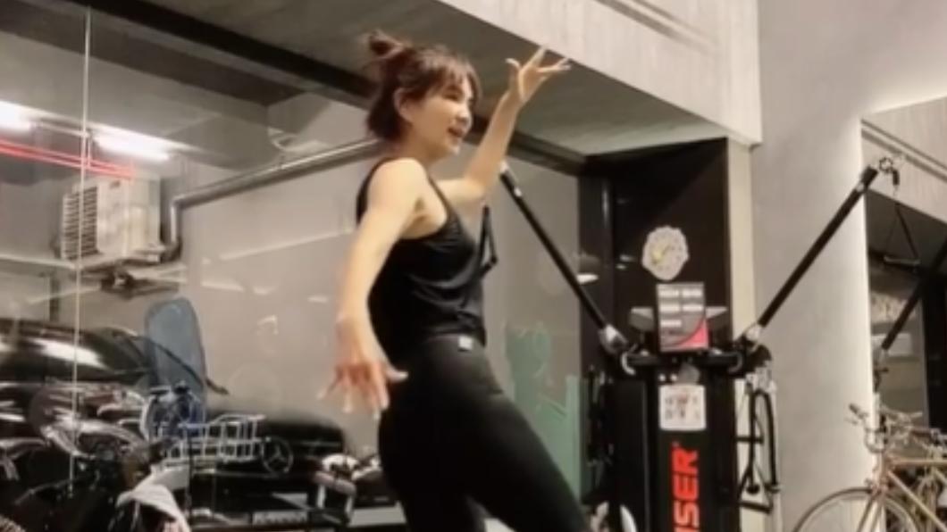 Ella運動著重在鍛鍊腹肌和手臂線條。（圖／翻攝自Ella IG）
