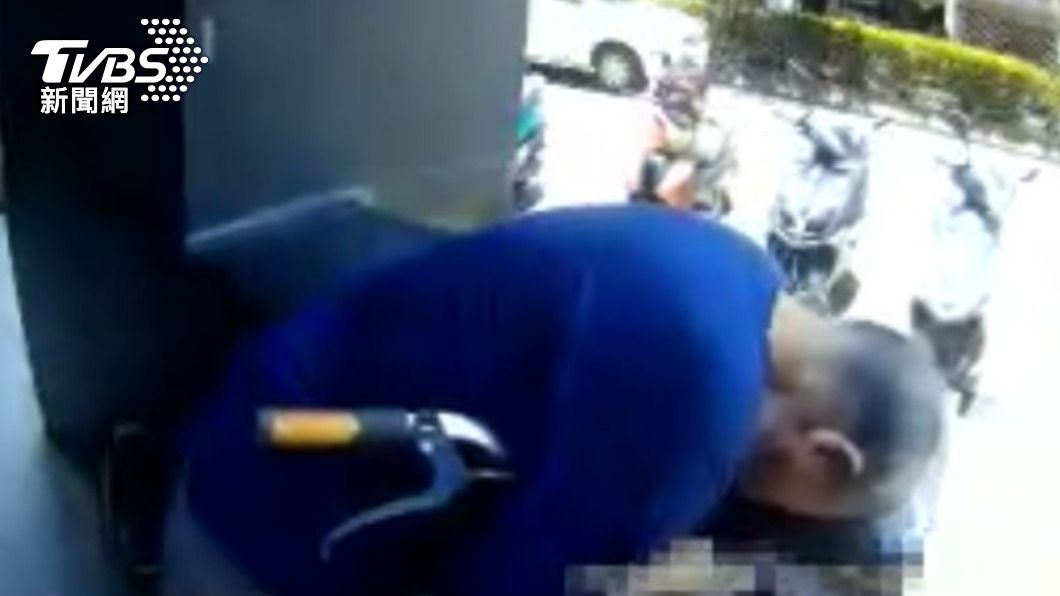 警方獲報到場,發現男子昏倒叫不醒。(圖/TVBS)