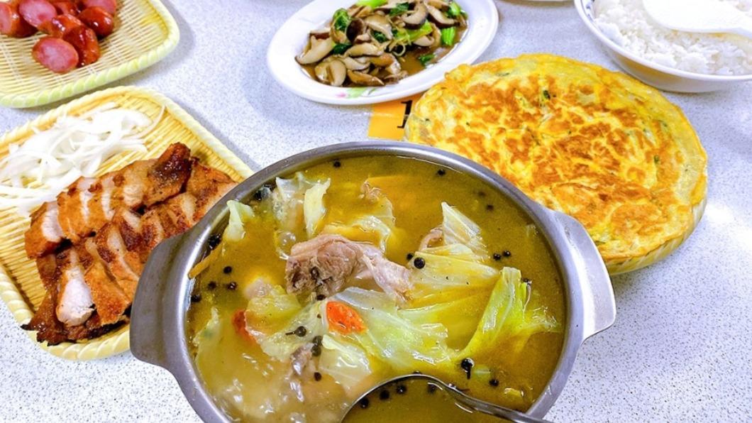 ４人合菜有銷魂山豬肉、清境高麗菜和原住民刺蔥烘蛋等料理。（圖／Jon就走走看看提供）