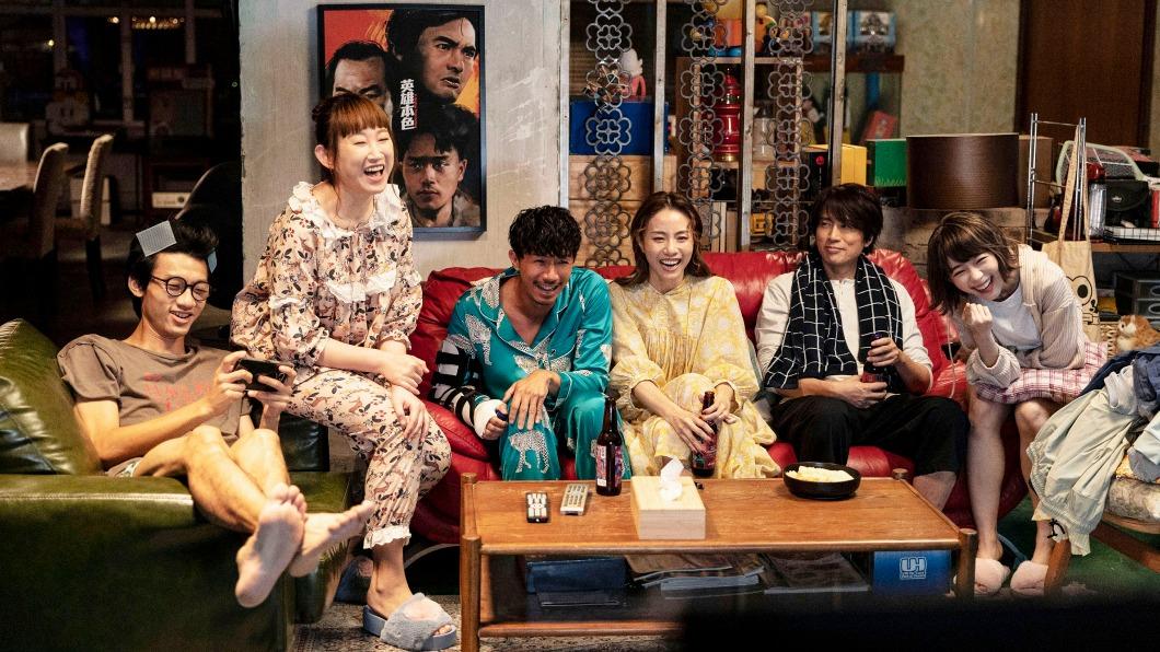 左起陳甚文、王菀之、張繼聰、鄧麗欣、黃子華、林明禎合演《飯戲攻心》。(圖/華映提供)