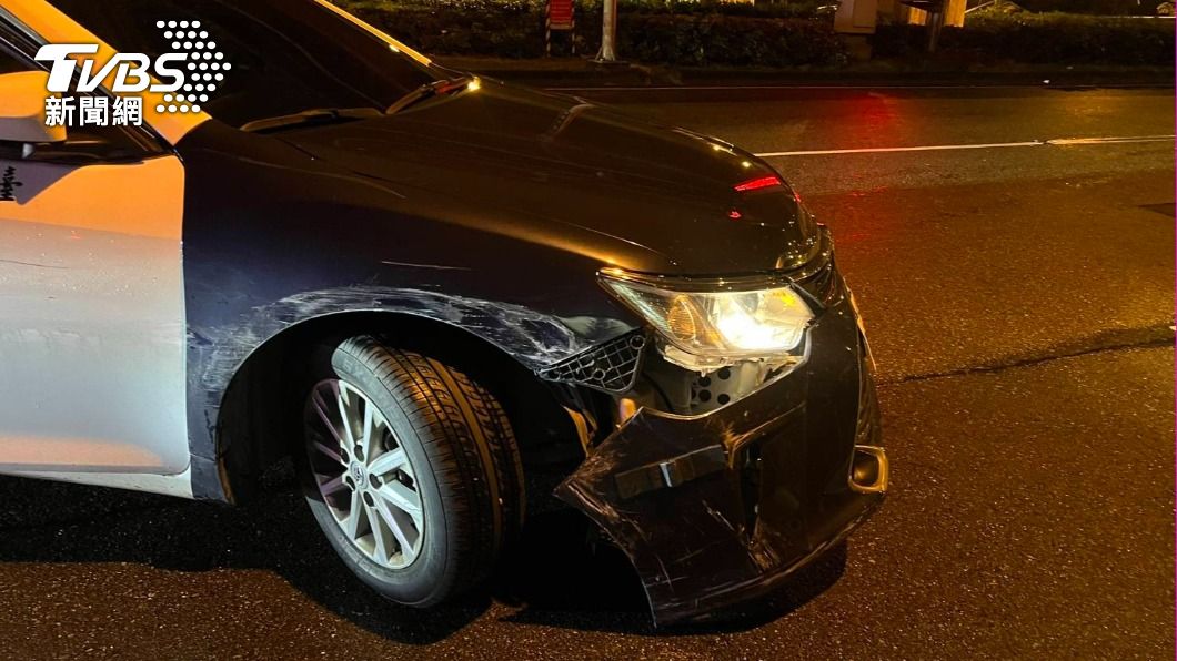 警車保險桿被撞毀。(圖/TVBS)