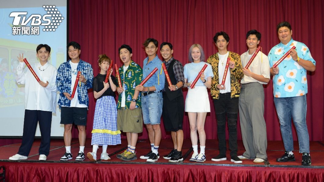 黃豪平(左起)、李易、瑪麗、張立東、王少偉、威廉、花花、鯰魚、風田、哈孝遠錄節目最後一集。(圖/許方正攝)