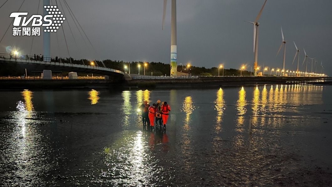 越喝越鬱卒!醉男高美濕地跳橋 「載浮載沉」深夜被抬上岸