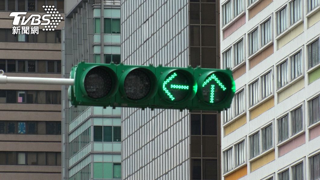 該路口號誌燈沒有黃燈警示。(示意圖/shutterstock達志影像)