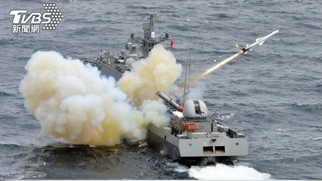 南韓軍艦在演習期間試射魚叉飛彈攻擊目標。(圖/達志影像美聯社)