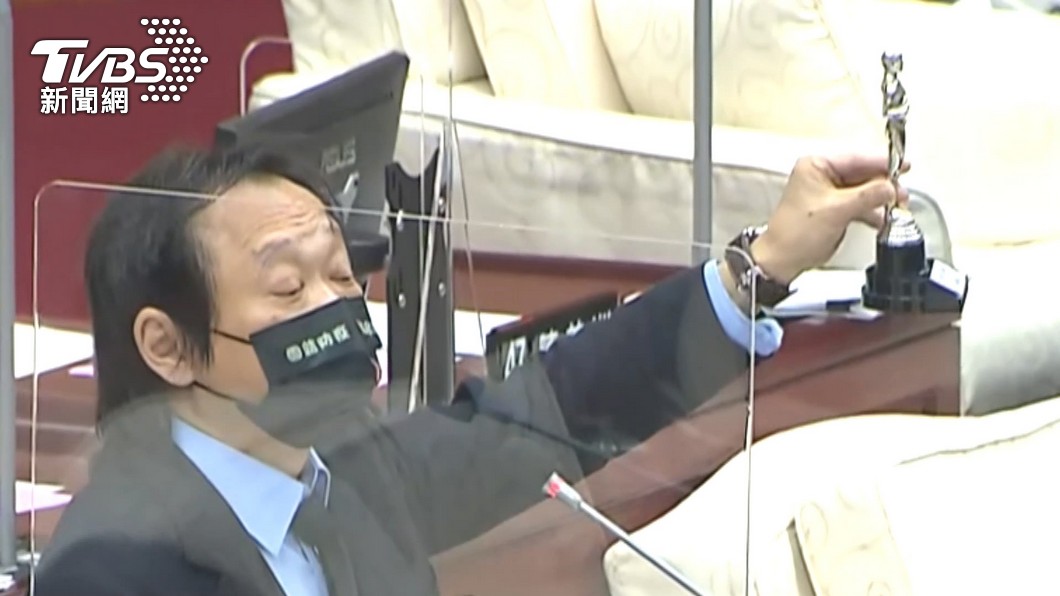 柯文哲任內最後一次質詢，王世堅送他一座小金人「最差市長獎」。（圖／TVBS）