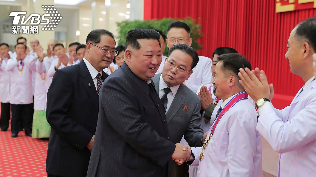 官媒稱金正恩發燒仍把藥讓給人民。(圖/達志影像美聯社)