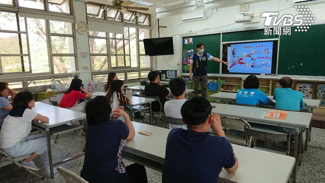 深入各級學校向教師宣導校園安全防護(高雄市府提供)