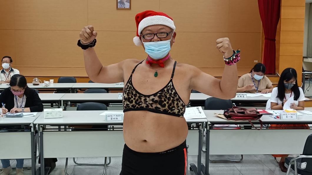 辣個男人沒缺席!「台灣阿成」穿豹紋內衣登記參選嘉義市長