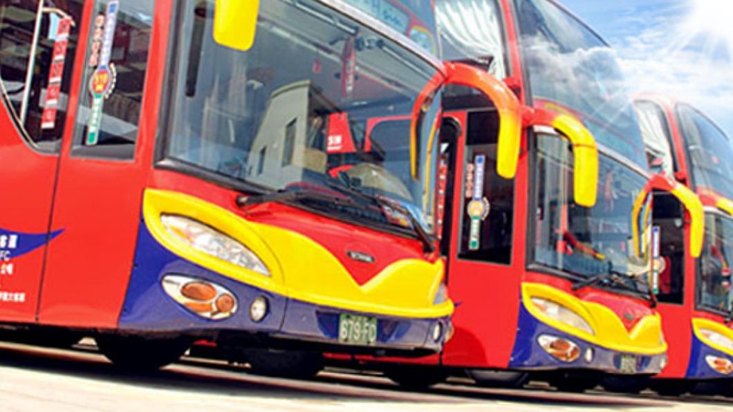 搭客運遇暴雨大塞車!結石發作痛求救 運將1暖舉她淚謝