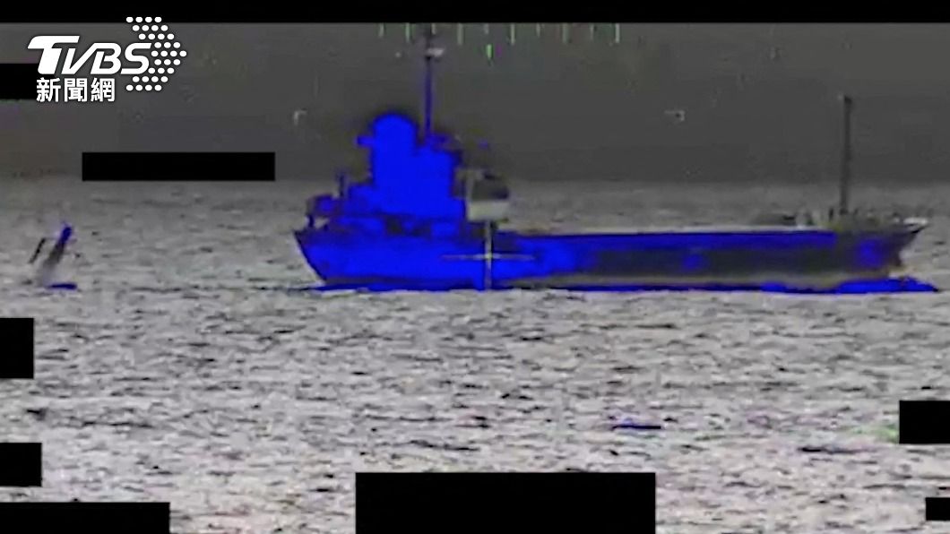 伊朗軍艦後面拉著一艘無人艦。(圖/達志影像路透社)