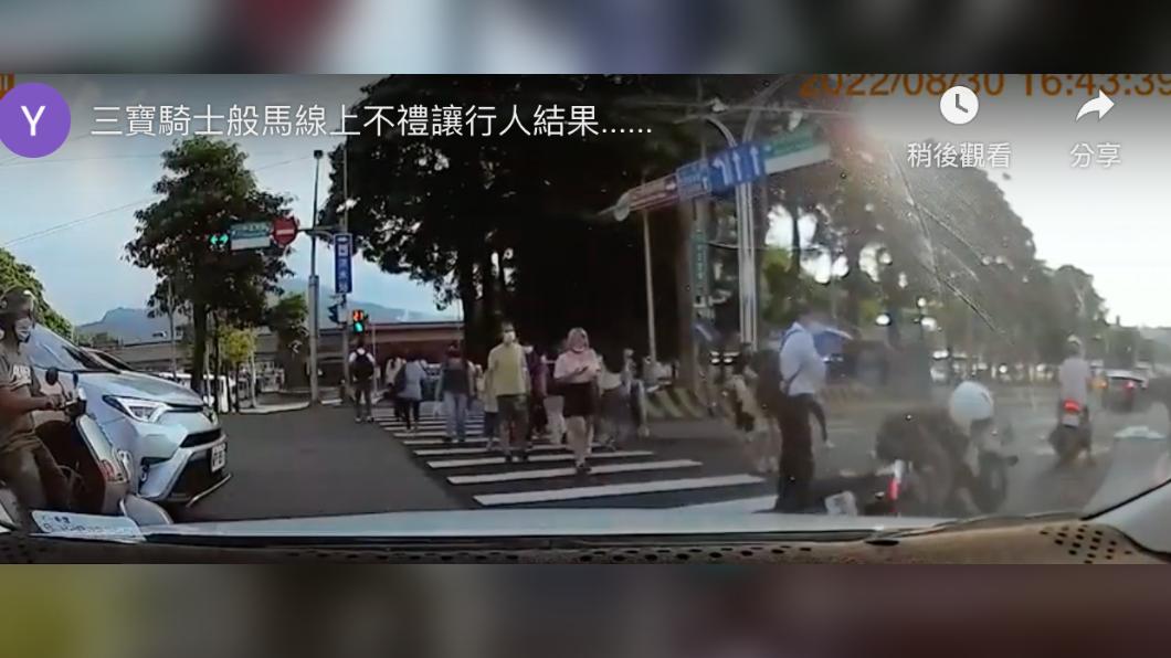 機車騎士被路人一拍擊落。（圖／翻攝自爆料公社）