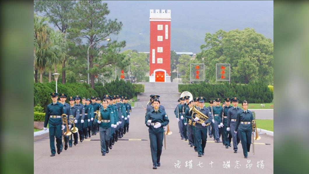 國防大學政戰學院應用藝術系照片。(圖/翻攝自方棱溶臉書)