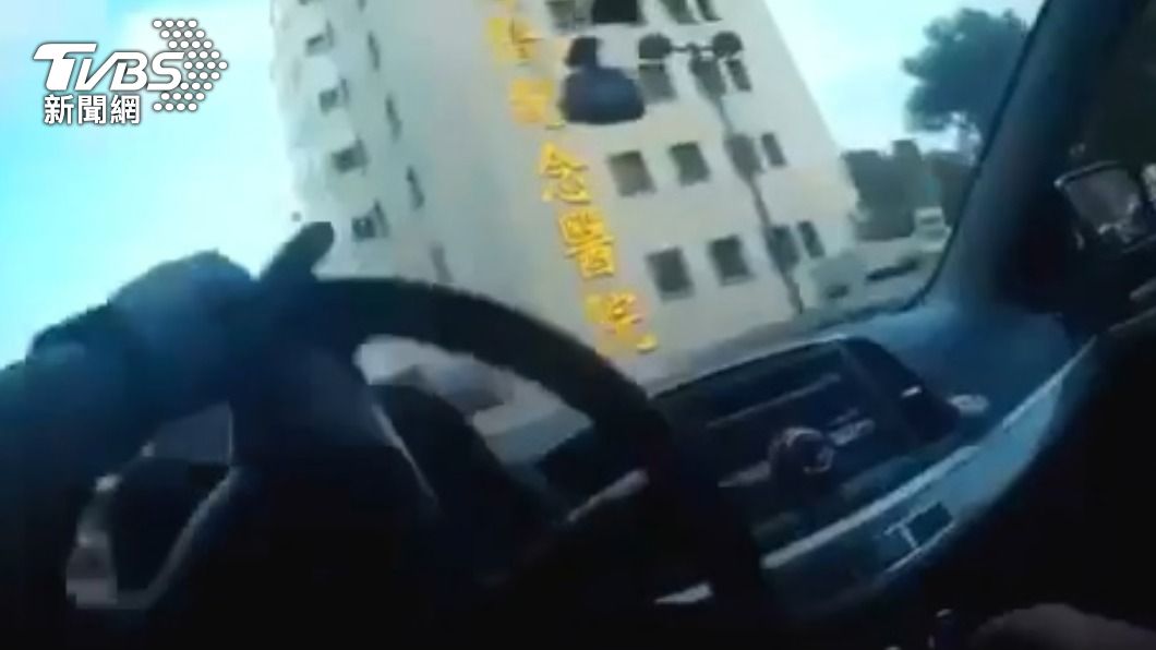 2歲兒突發燒全身抽搐!父急奔派出所求援 警開道助送醫