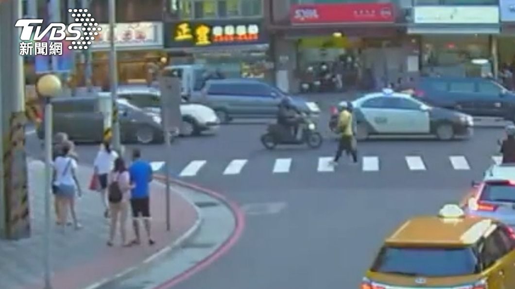 事發時正好是下班時間車流量大。(圖/TVBS)