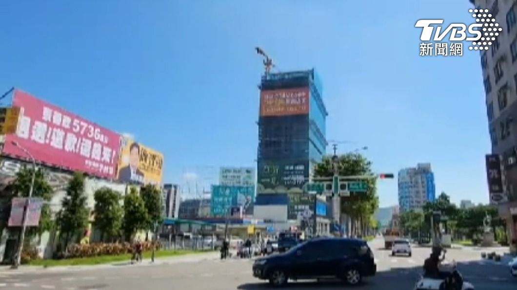 巨型看板掛在大街上,相當醒目。(圖/TVBS)