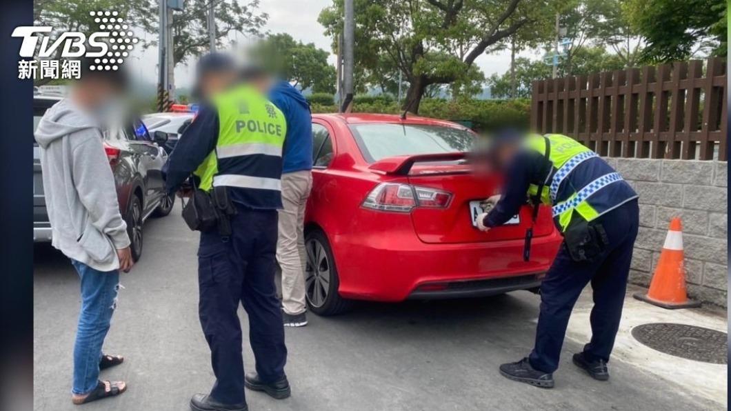 若不是停在停車場,拔掉車牌停路邊、在路上行駛可能會收到高額罰單。(示意圖,與本事件無關/TVBS資料畫面)