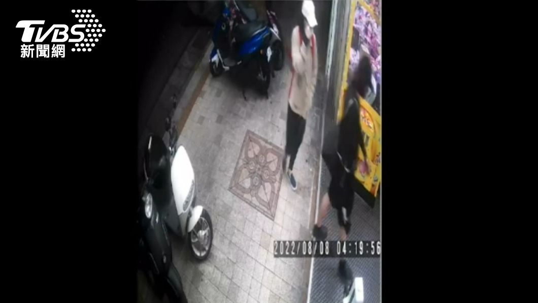2人戴假髮變裝進入店內行竊。(圖/TVBS)