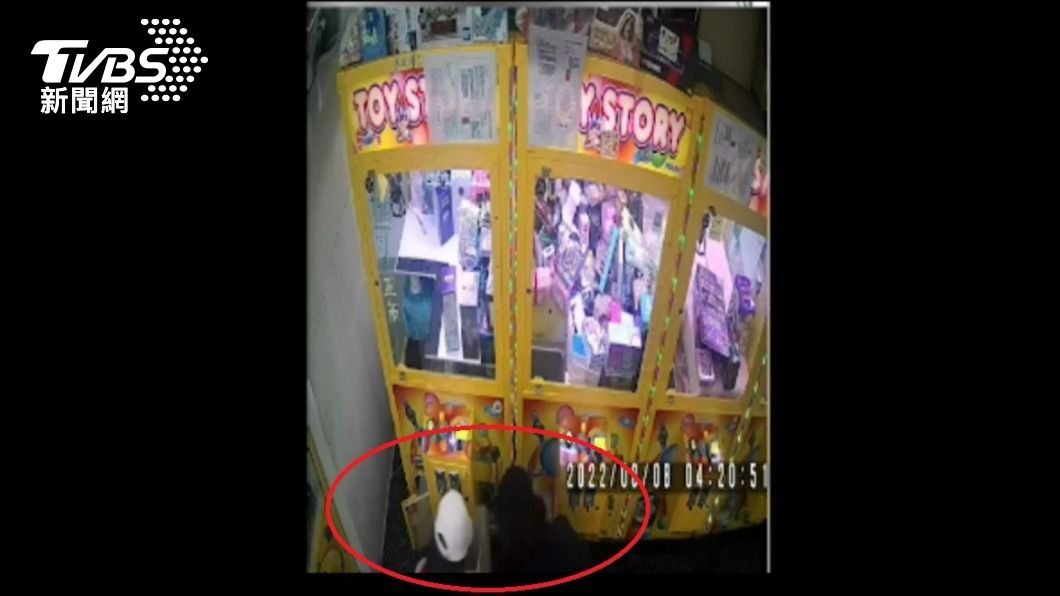 店內監視器拍下2人行竊過程。(圖/TVBS)