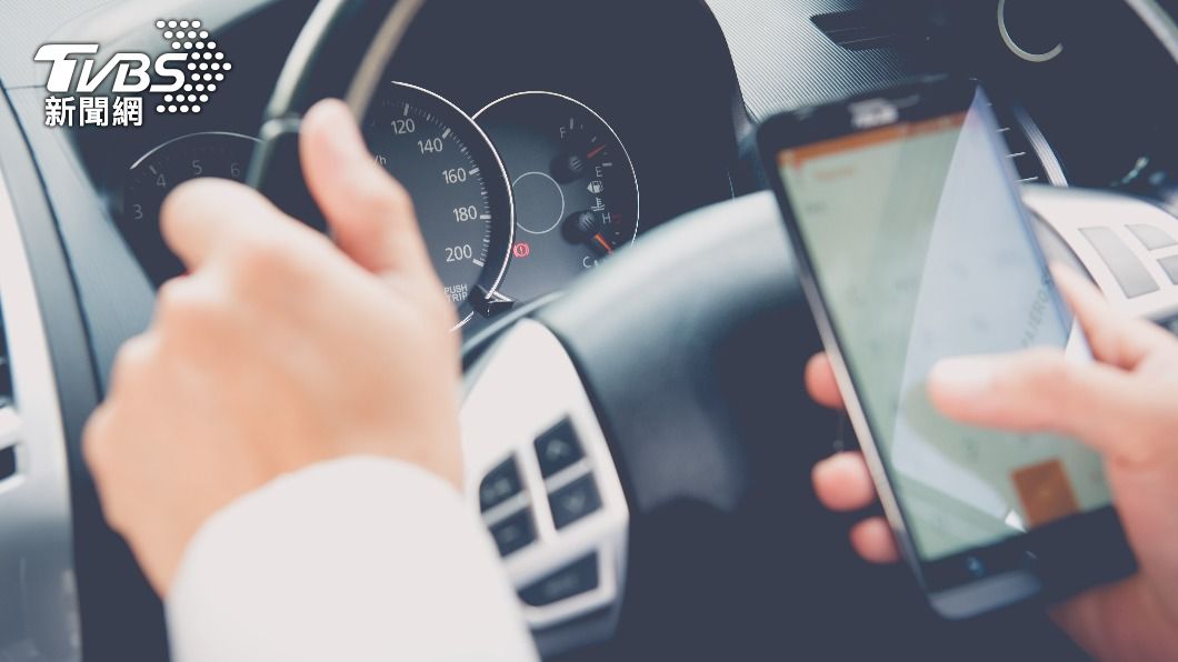 有些APP可以查詢附近停車場空位。（示意圖／shutterstock達志影像）