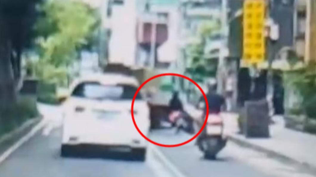 機車騎士為了閃避，急煞自摔。（圖／翻攝自爆料公社）