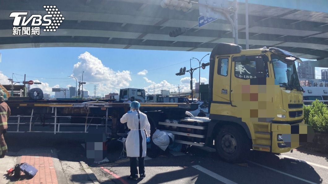 騎士遭捲進車底,頭部遭輾過,傷重慘死。(圖/TVBS)
