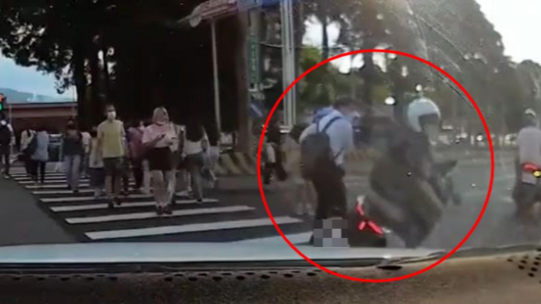 「掌」這樣怕了吧！女騎士未禮讓行人　西裝男出手給她好看